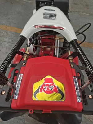 EY28 Benzinmotor mit Vierradantrieb Mini-Power-Tiller-Kultivator mit Chassis-Struktur
