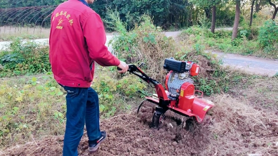 186F Dieselmotor mit Vierradantrieb Mini Power Tiller Cultivator für die Effizienz der Betriebe